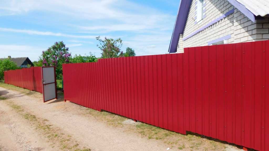 Забор из профнастила красный