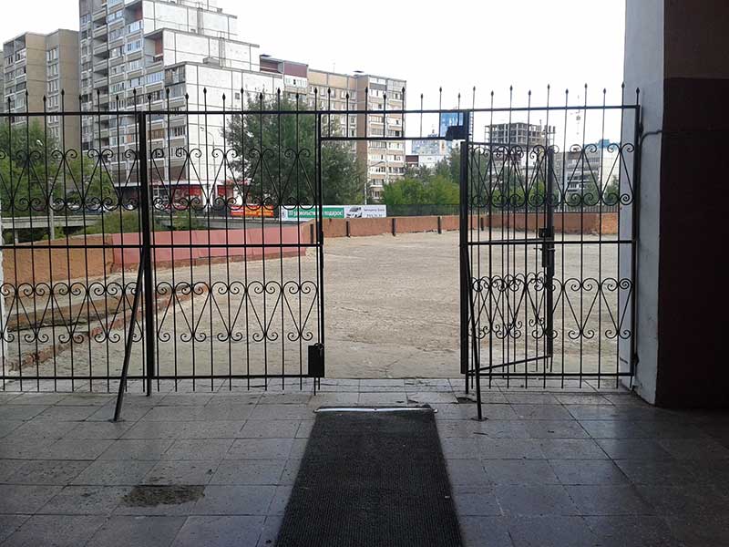 металлическая ограда, забор сварной