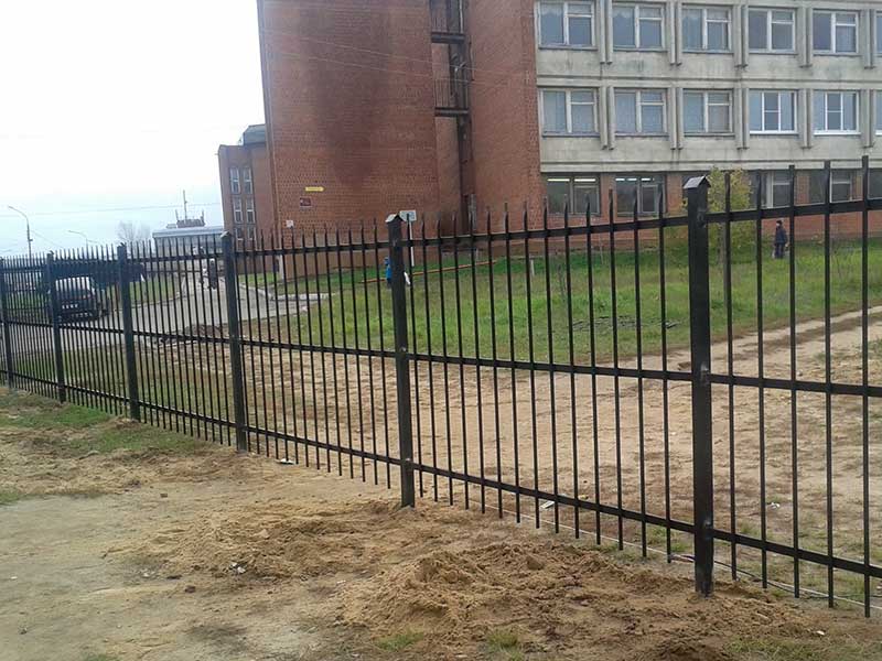 металлическая ограда, забор сварной